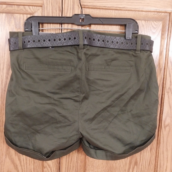 Torrid NWT Women's Belted Sateen 5" Cuffed Shorts Sz 12 Green Stretchy Mid-Rise - Picture 6 of 10